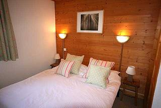 Double/twin bedroom of Cybeles 21, self catered rental apartment in Meribel