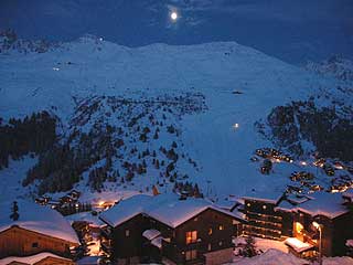 Night view of Mottaret from Alpinea
